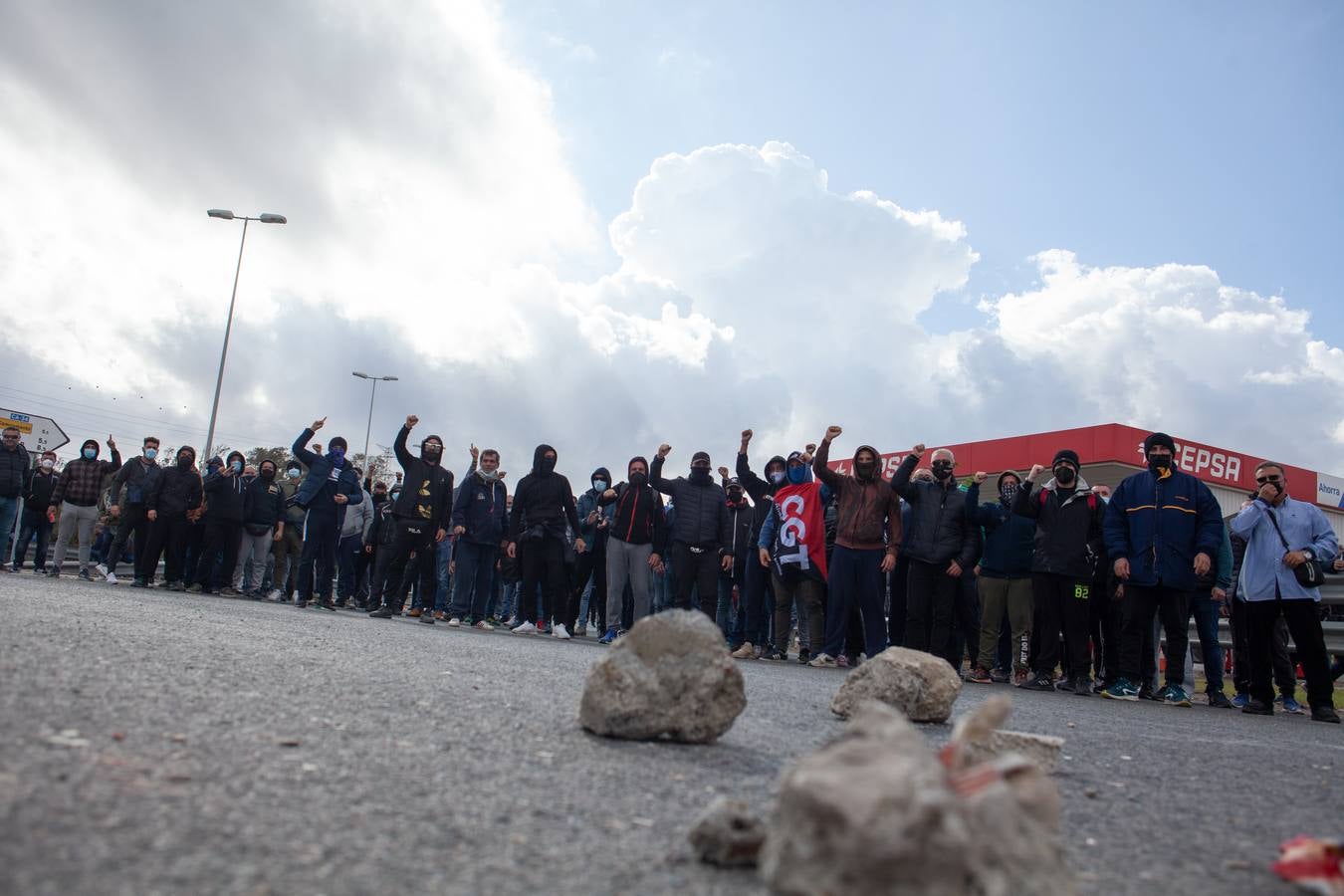 Piquetes cortan la carretera que comunica con el hospital de la Línea de la Concepción