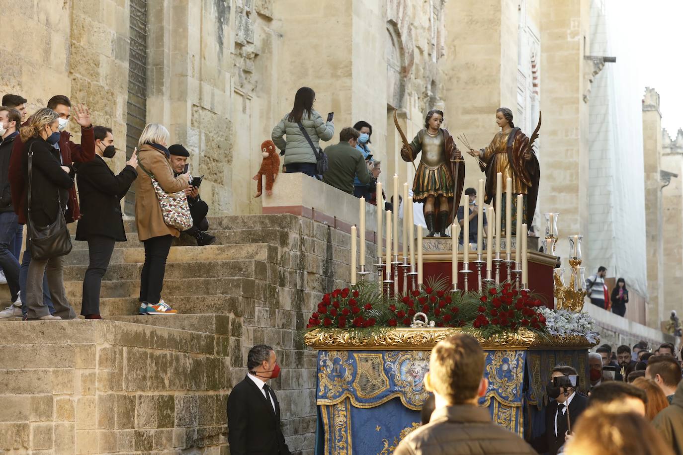 La procesión de San Acisclo y Santa Victoria, patronos de Córdoba, en imágenes