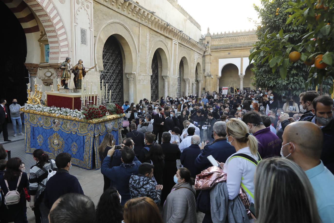 La procesión de San Acisclo y Santa Victoria, patronos de Córdoba, en imágenes