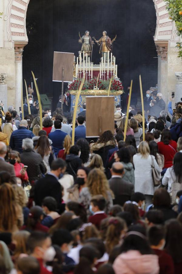 La procesión de San Acisclo y Santa Victoria, patronos de Córdoba, en imágenes