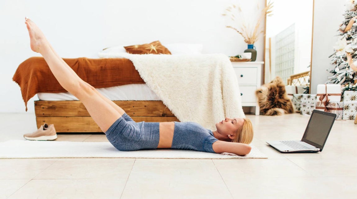 Sacacorchos. Este es considerado por muchos el ejercicio más completo para trabajar abdominales. Entre sus beneficios, además de fortalecer el vientre, está estirar la zona lumbar. No obstante, se recomienda no hacer este movimiento si se tienen problemas en esta parte del cuerpo. Para llevarlo a cabo tienes que estar acostado boca arriba con las piernas estiradas y subirlas a la altura de la cadera. Es muy importante que no redondees la espalda cuando las impulses. Si esto ocurre, mejor no subir tanto o flexionar un poco las piernas en la subida.