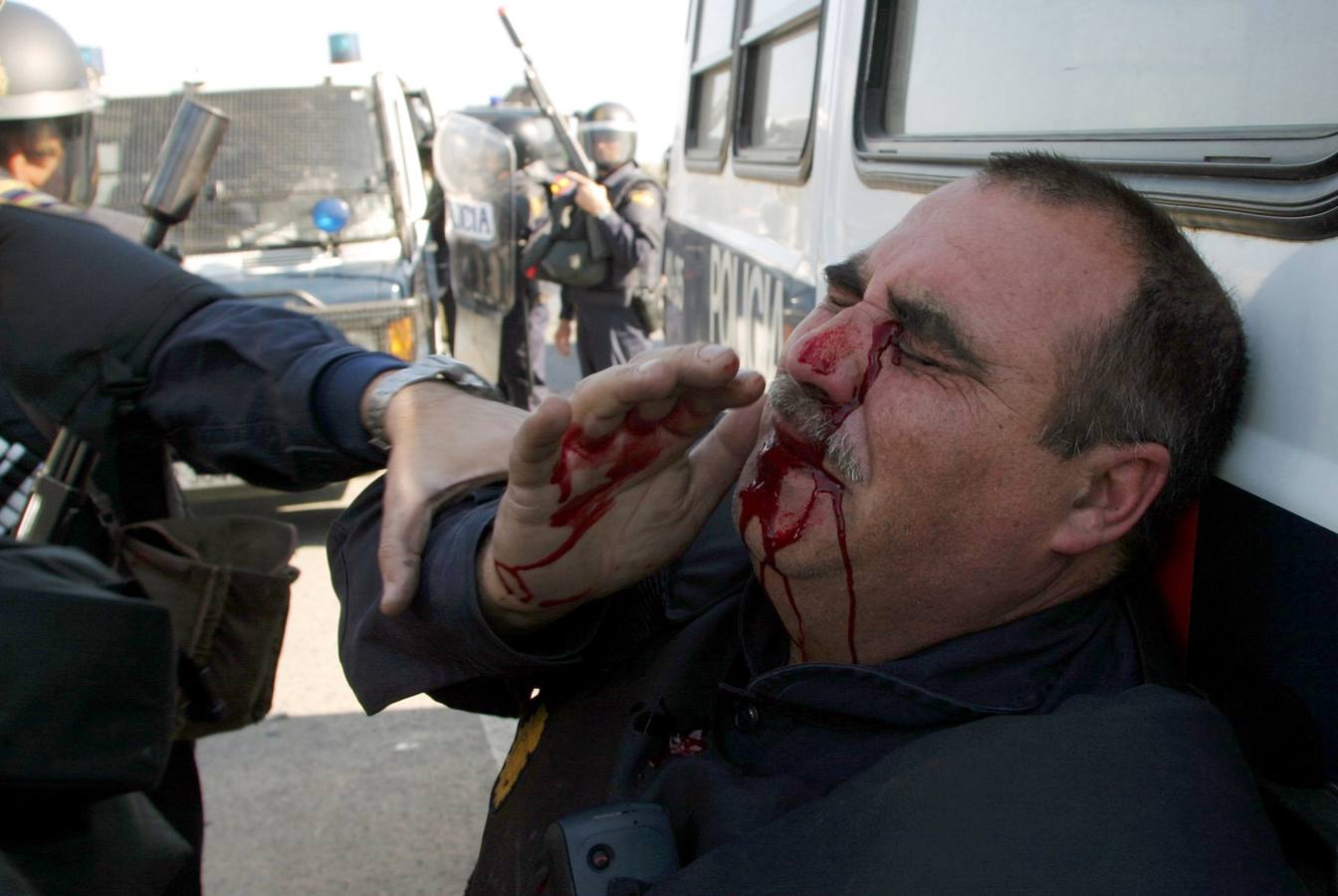 Un policía antidisturbios reacciona después de que los trabajadores de  Izar resultaran heridos durante los disturbios en Cádiz. 