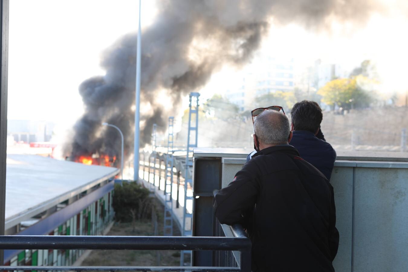 Fotos: Fuego, humo y hasta un coche ardiendo en Navantia Cádiz