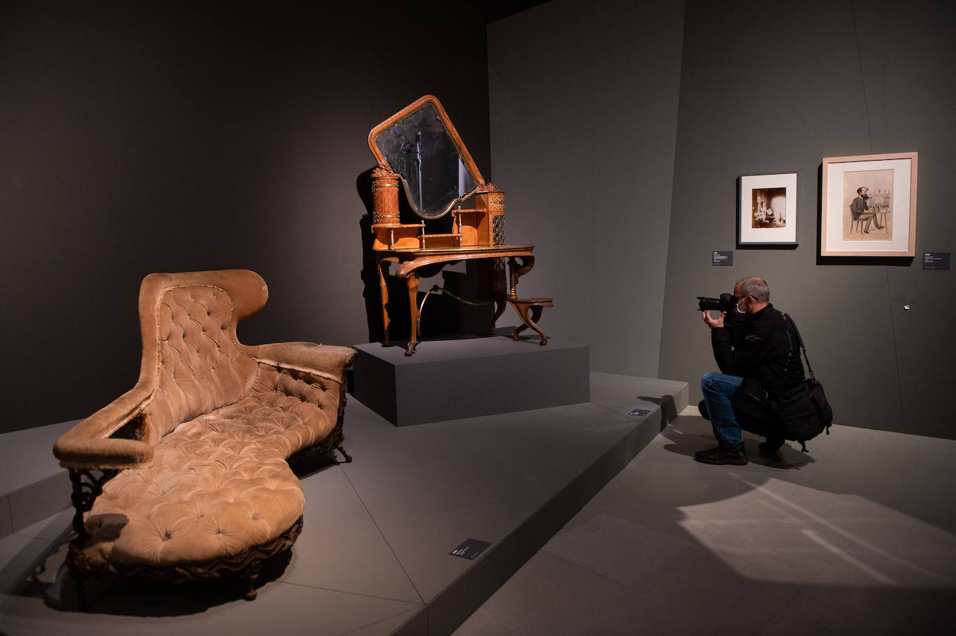 Por primera vez pueden verse objetos como la chaise lounge original del Palau Güell y el tocador que Gaudí diseñó para Isabel Güell. 