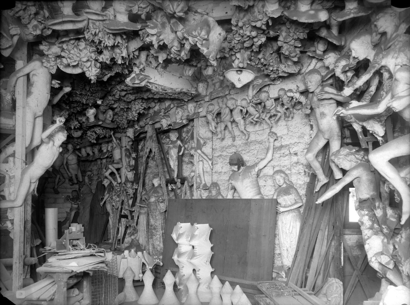 A partir de 19010, Gaudí se dedicó en exclusiva a la Sagrada Familia, en cuyo taller pasaba la mayor parte del día . En la imagen, vista del taller en 1926. 