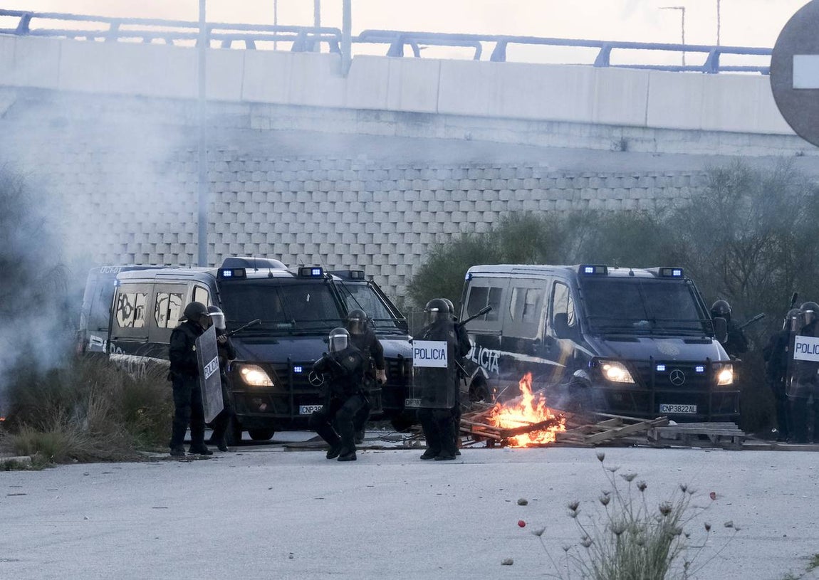 Fotos: La Policía impide que la huelga del Metal corte el puente Carranza en Cádiz