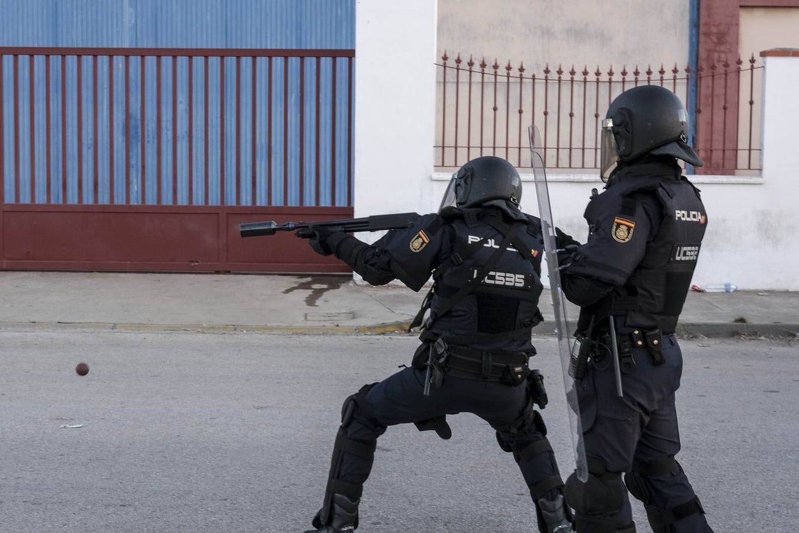 Fotos: La Policía impide que la huelga del Metal corte el puente Carranza en Cádiz