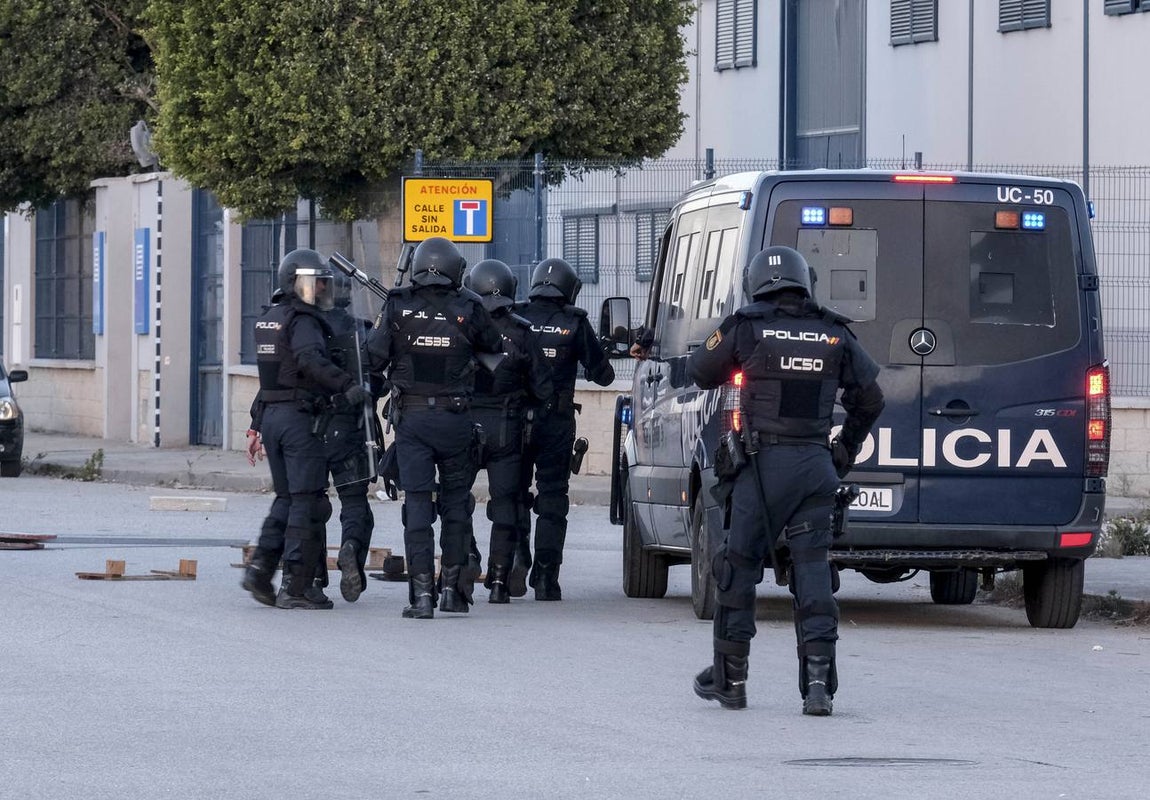 Fotos: La Policía impide que la huelga del Metal corte el puente Carranza en Cádiz