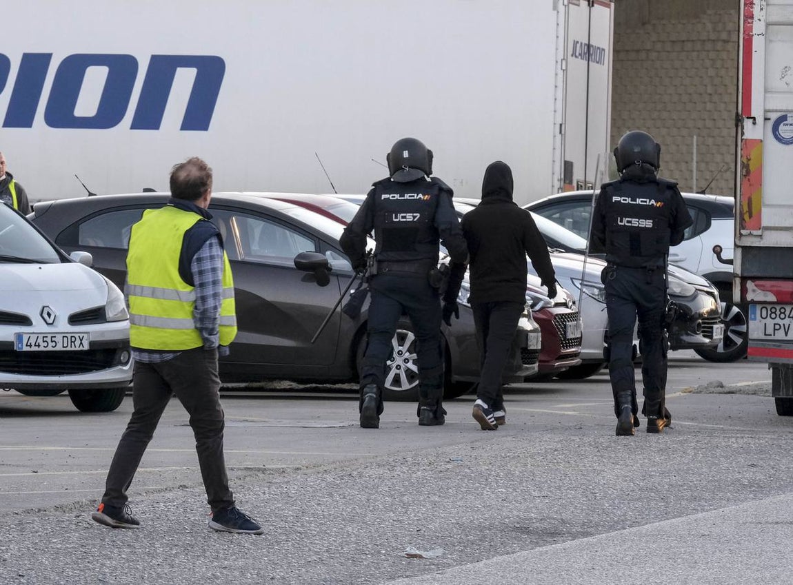 Fotos: La Policía impide que la huelga del Metal corte el puente Carranza en Cádiz