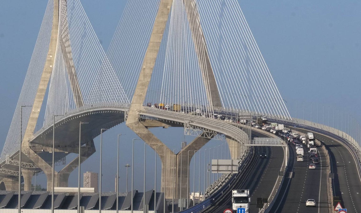 Fotos: La Policía impide que la huelga del Metal corte el puente Carranza en Cádiz