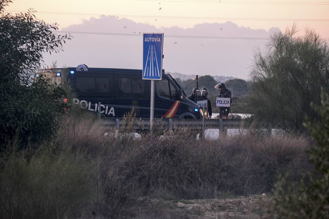 Fotos: La Policía impide que la huelga del Metal corte el puente Carranza en Cádiz