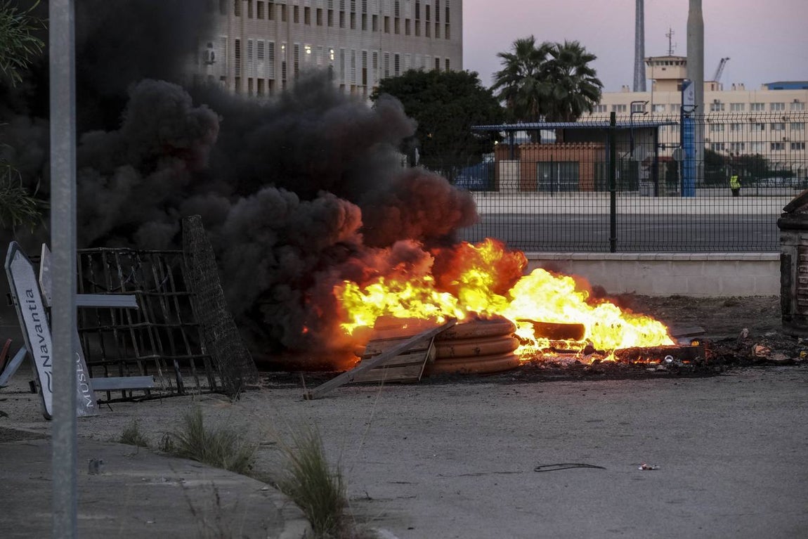 Fotos: La Policía impide que la huelga del Metal corte el puente Carranza en Cádiz