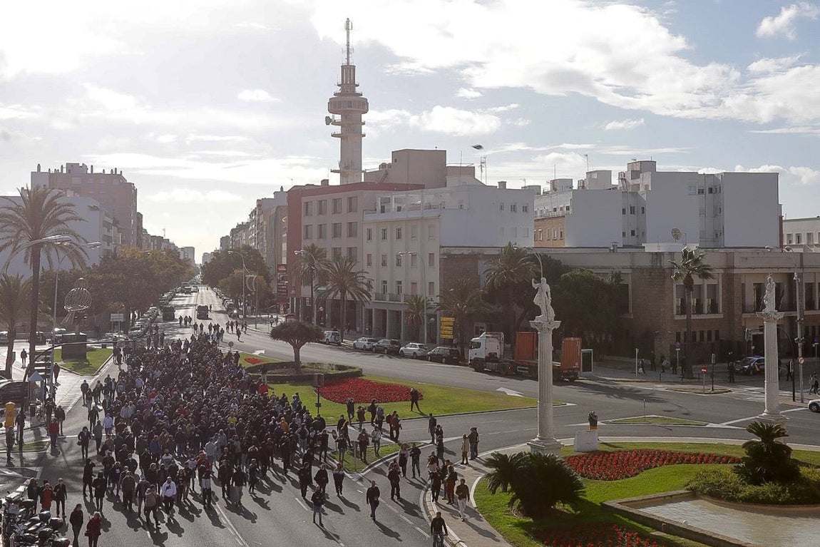 FOTOS: La huelga del Metal del jueves siembra el caos circulatorio en Cádiz por el movimiento de los piquetes