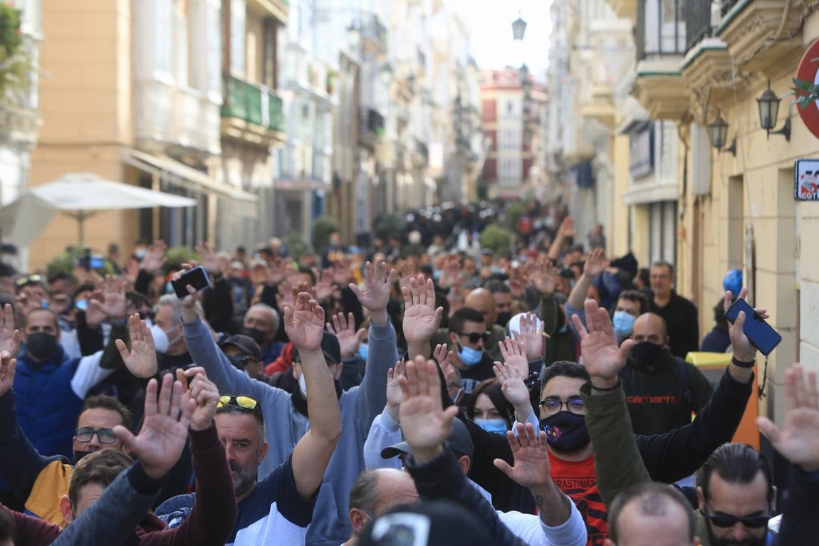 FOTOS: La huelga del Metal del jueves siembra el caos circulatorio en Cádiz por el movimiento de los piquetes