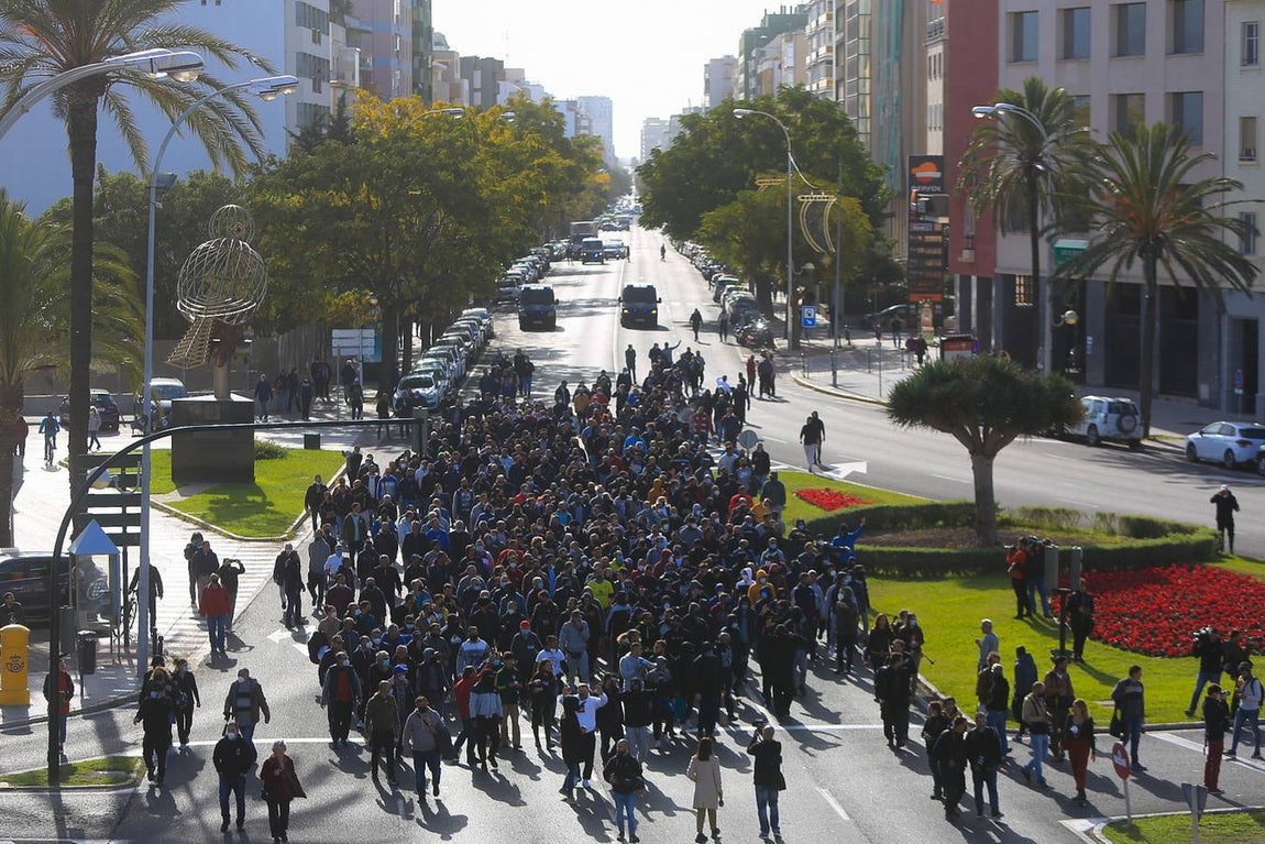 FOTOS: La huelga del Metal del jueves siembra el caos circulatorio en Cádiz por el movimiento de los piquetes
