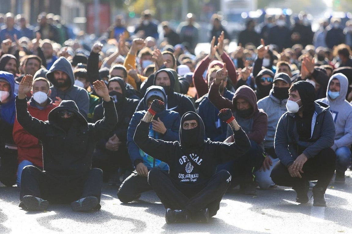FOTOS: La huelga del Metal del jueves siembra el caos circulatorio en Cádiz por el movimiento de los piquetes