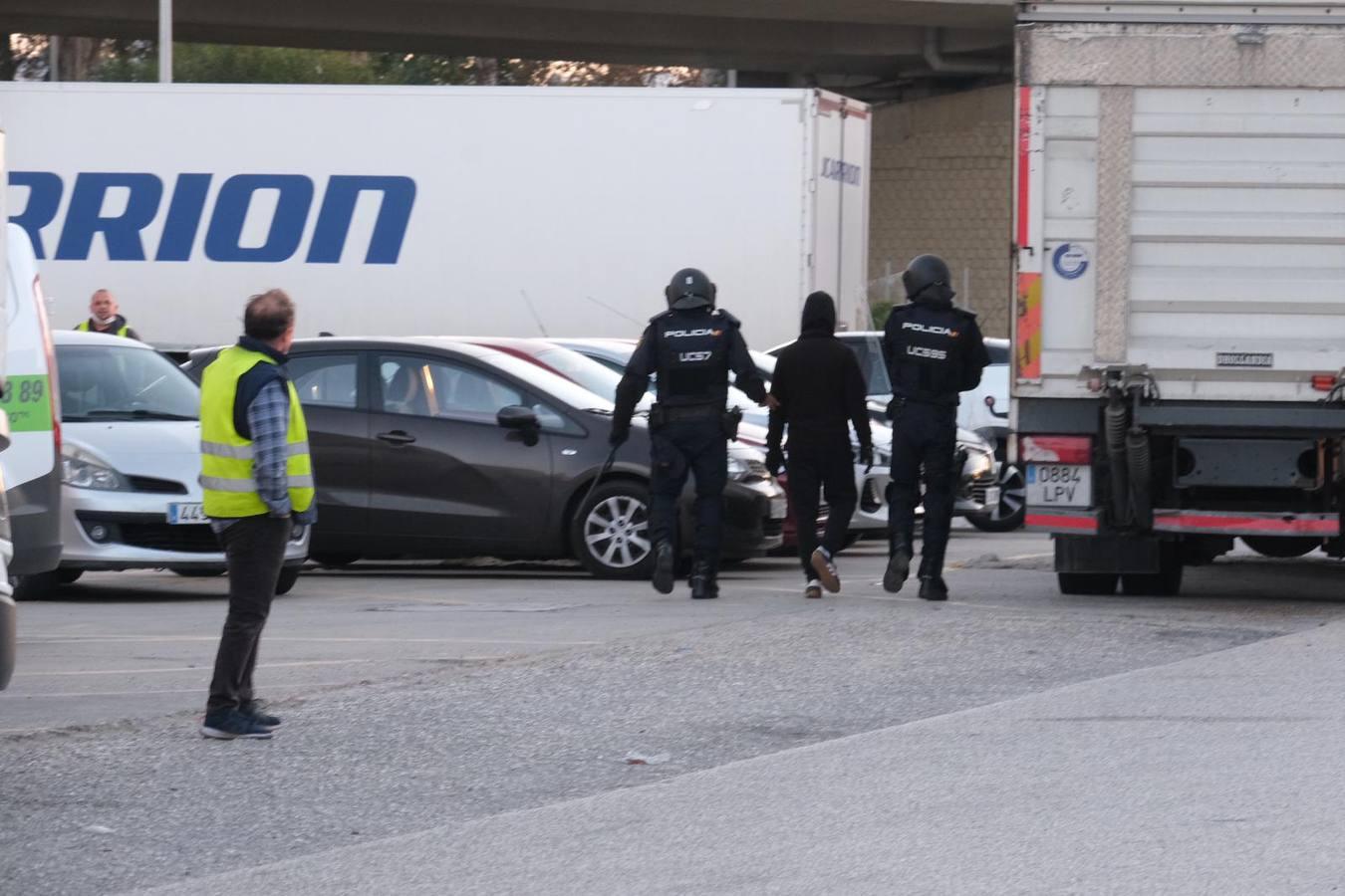 Fotos: La Policía impide que la huelga del Metal corte el puente Carranza en Cádiz