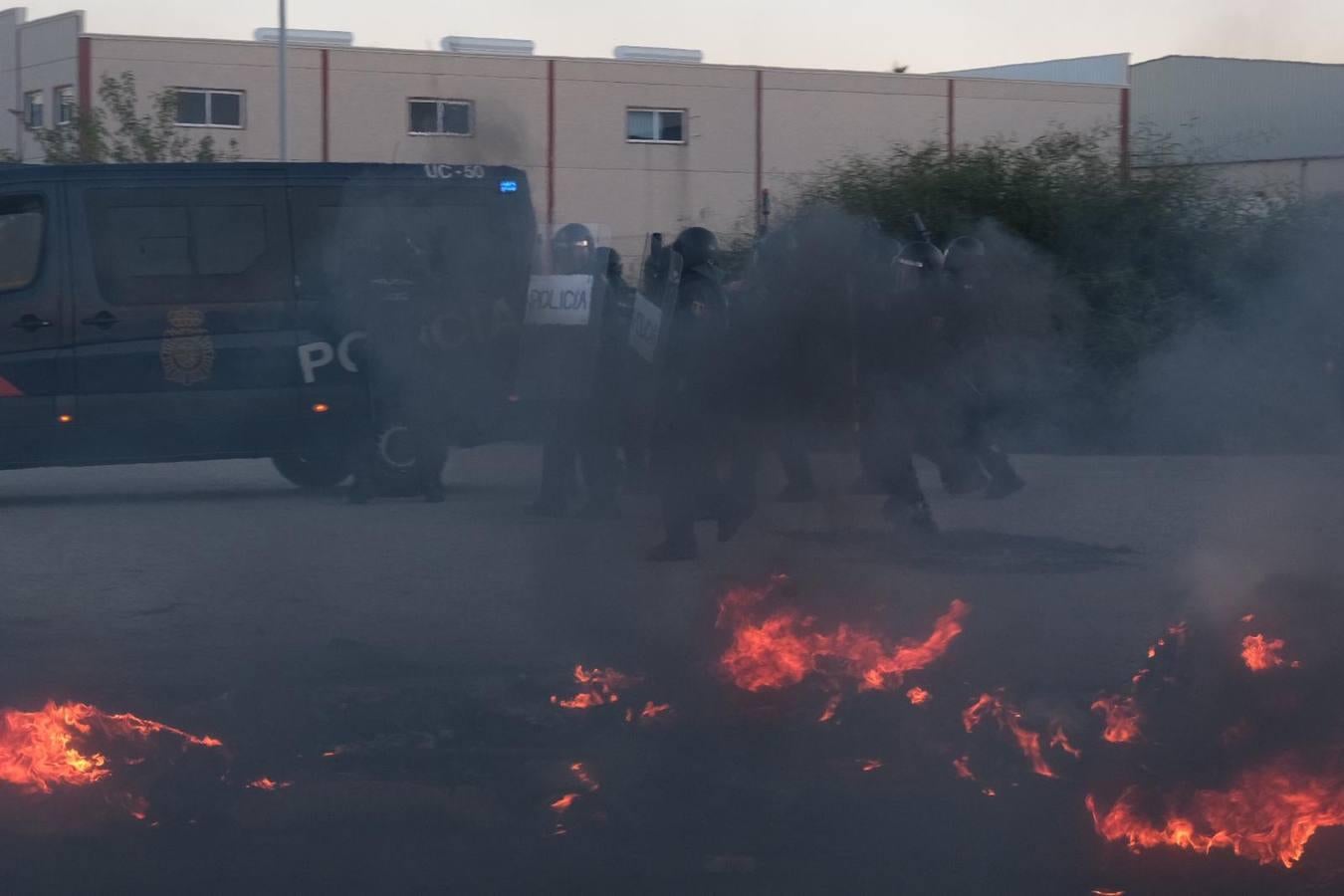 Fotos: La Policía impide que la huelga del Metal corte el puente Carranza en Cádiz