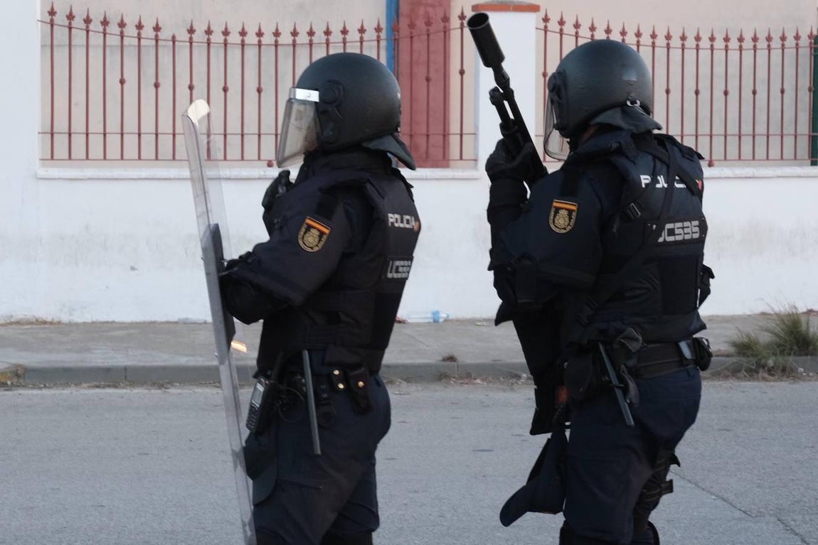 Fotos: La Policía impide que la huelga del Metal corte el puente Carranza en Cádiz