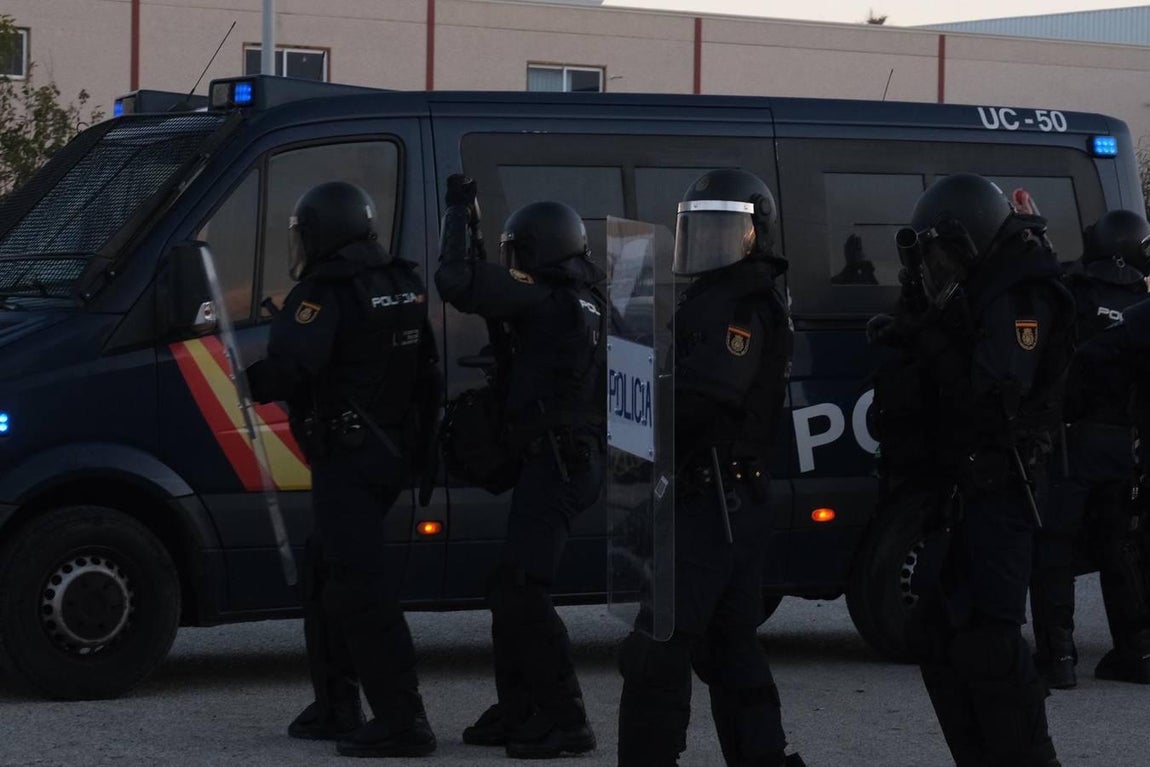 Fotos: La Policía impide que la huelga del Metal corte el puente Carranza en Cádiz
