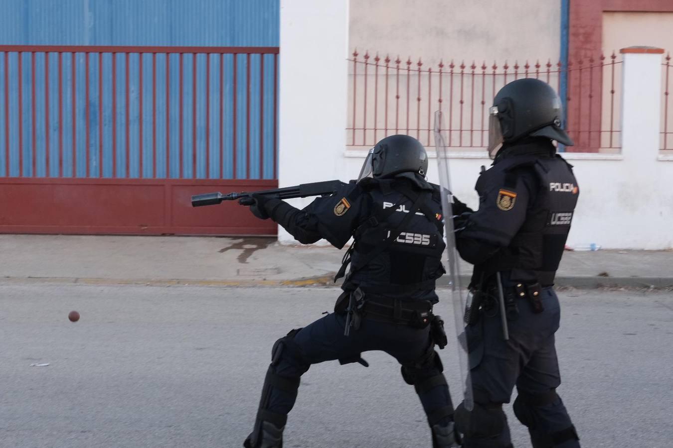 Fotos: La Policía impide que la huelga del Metal corte el puente Carranza en Cádiz