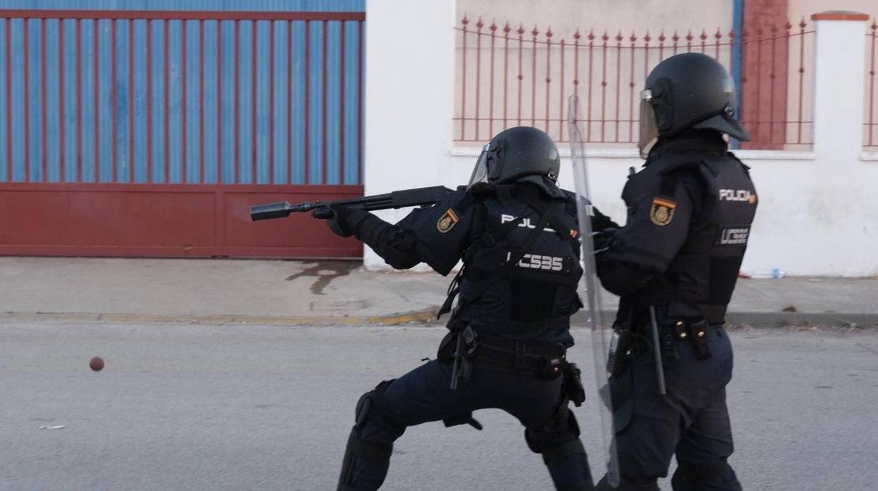 Fotos: La Policía impide que la huelga del Metal corte el puente Carranza en Cádiz