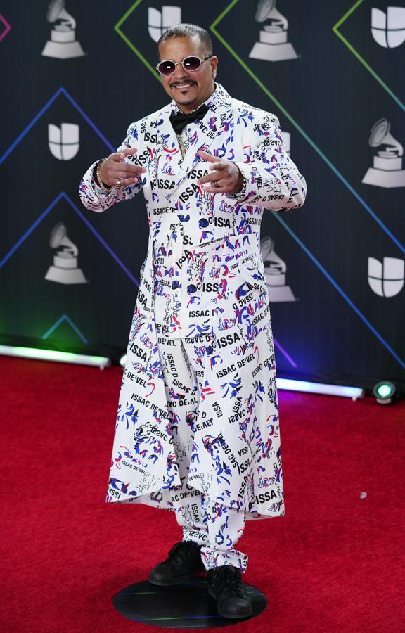 Isaac Devel - Alfombra roja de los Grammy Latinos 2021. Dejó poco a la imaginación con este traje blanco repleto de graffittis donde la chaqueta se transformó en una gabardina con mucho volumen.