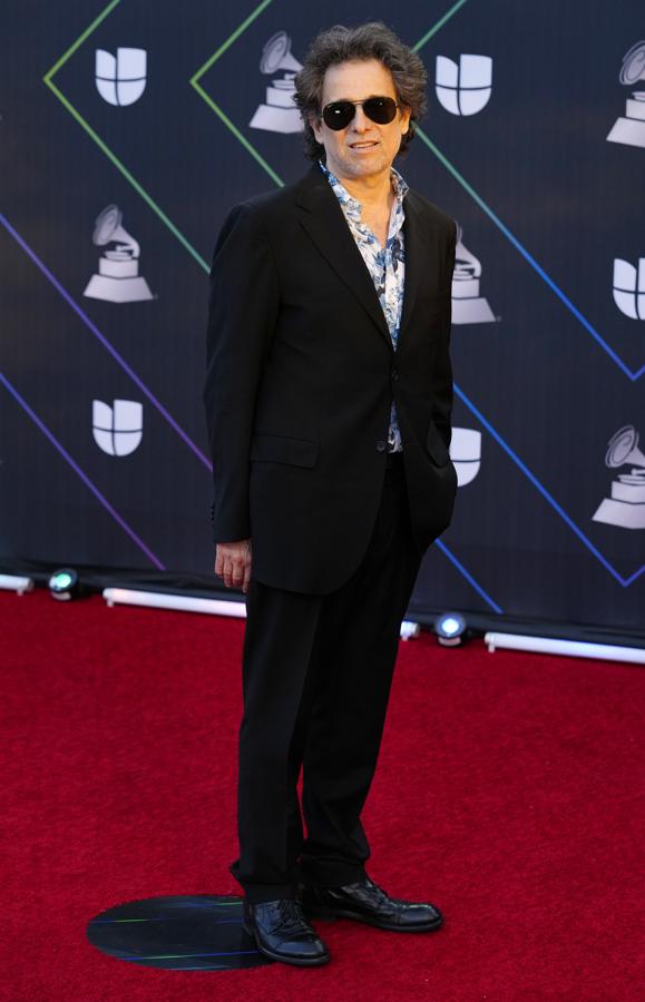 Andrés Calamaro - Alfombra roja de los Grammy Latinos 2021. Uno de los más discretos de la noche conun traje negro al que añadió una blusa floreada.