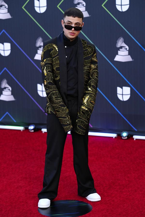 Keityn - Alfombra roja de los Grammy Latinos 2021. Lució un traje negro cuya americana estaba repleta de bordados dorados que recreaban la forma de una serpiente.