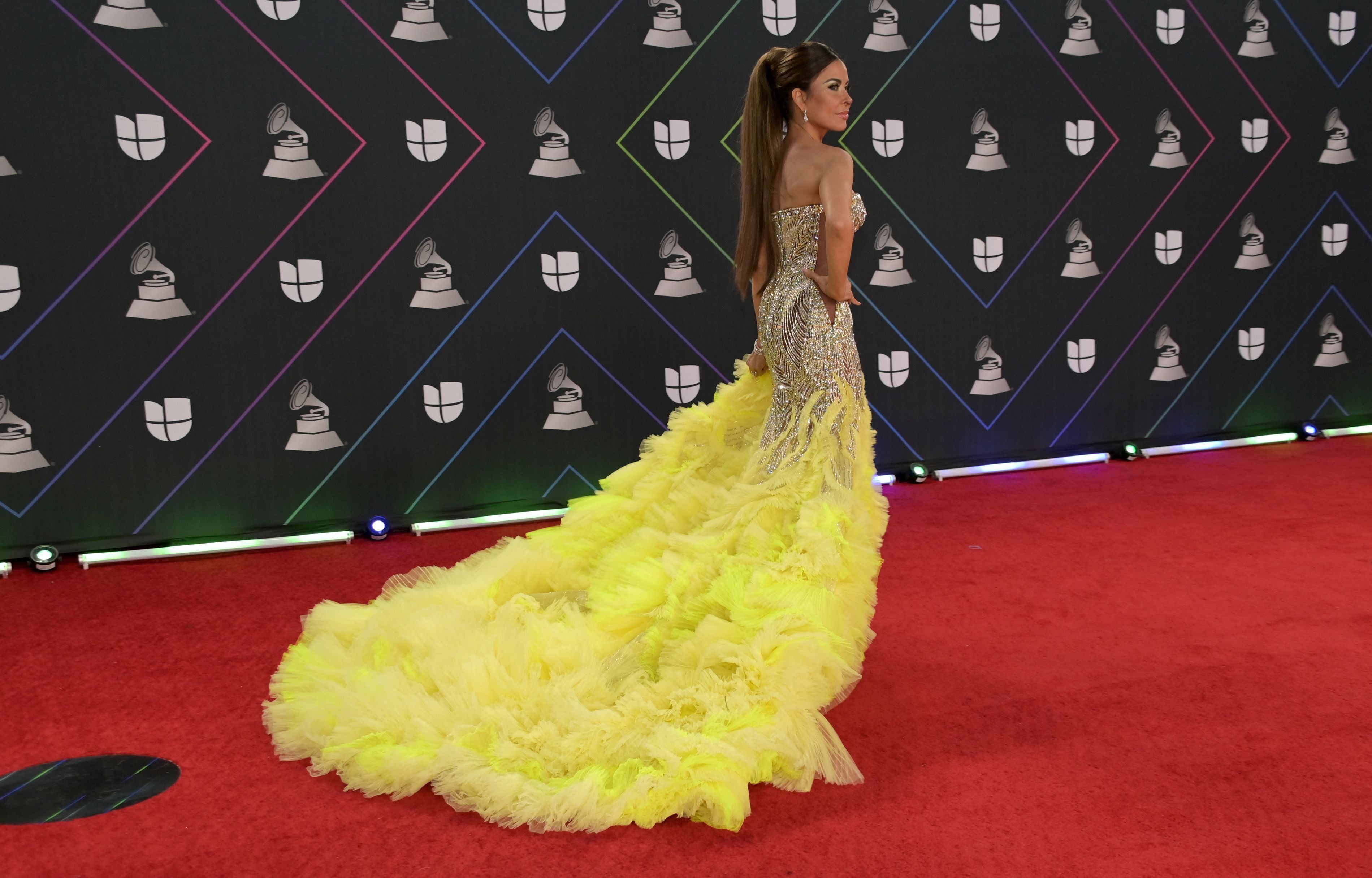 La mexicana Gloria Trevi apareció con un espectacular vestido amarillo. 