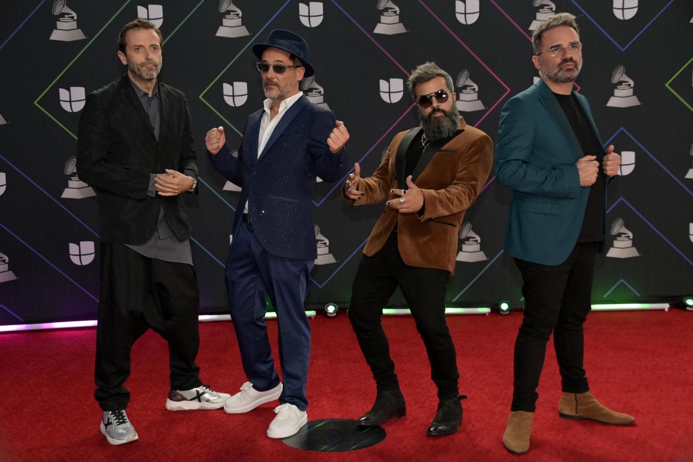 La banda 'Love of Lesbian' en la alfombra roja. 