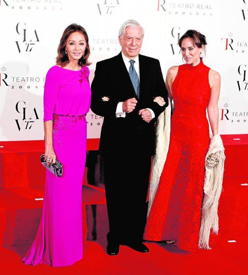 En el Teatro Real en 2017. El escritor Mario Vargas Llosa, Isabel Preysler y Tamara Falcó a su llegada a la gala conmemorativa del XX aniversario de la reapertura del Teatro Real en 2017
