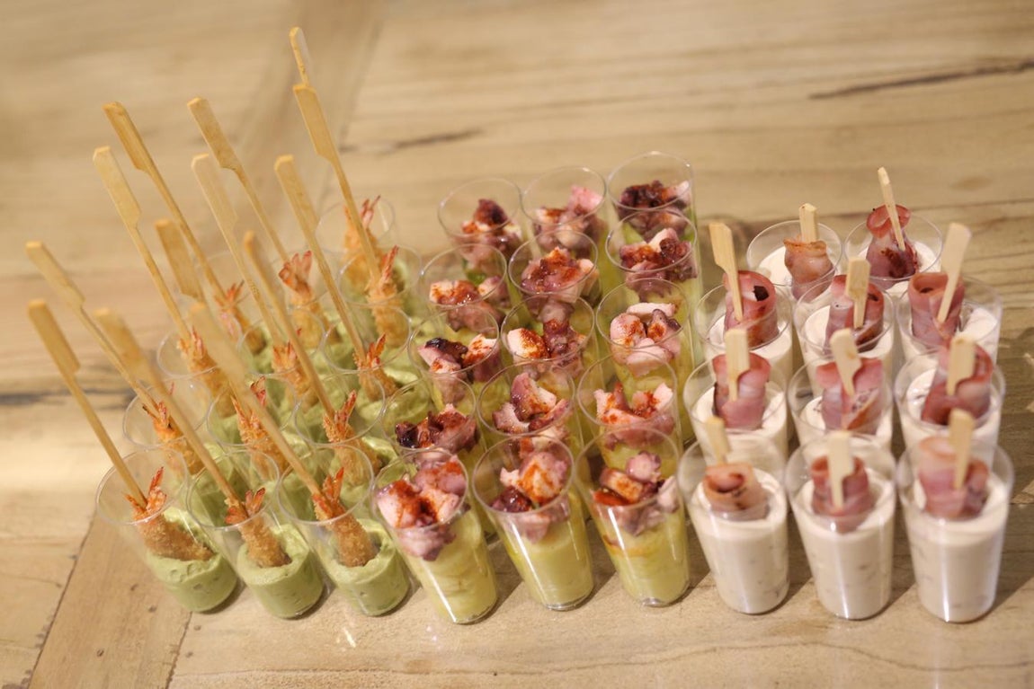 Crema con pulpo y langostino. Mery y Juanma, «youtubers» de Cocina para todos, proponen unos entrantes fáciles y originales. Una crema es de guacamole acompañado de langostino, otra propuesta es crema de <a href="https://www.abc.es/bienestar/alimentacion/abci-esta-forma-comer-patatas-cuida-microbiota-201910120133_noticia.html" target="_blank">patata </a>y pulpo, y para terminar, salsa de queso y <a href="https://www.abc.es/bienestar/alimentacion/abci-datil-201909240903_noticia.html" target="_blank">dátiles </a>con bacon.