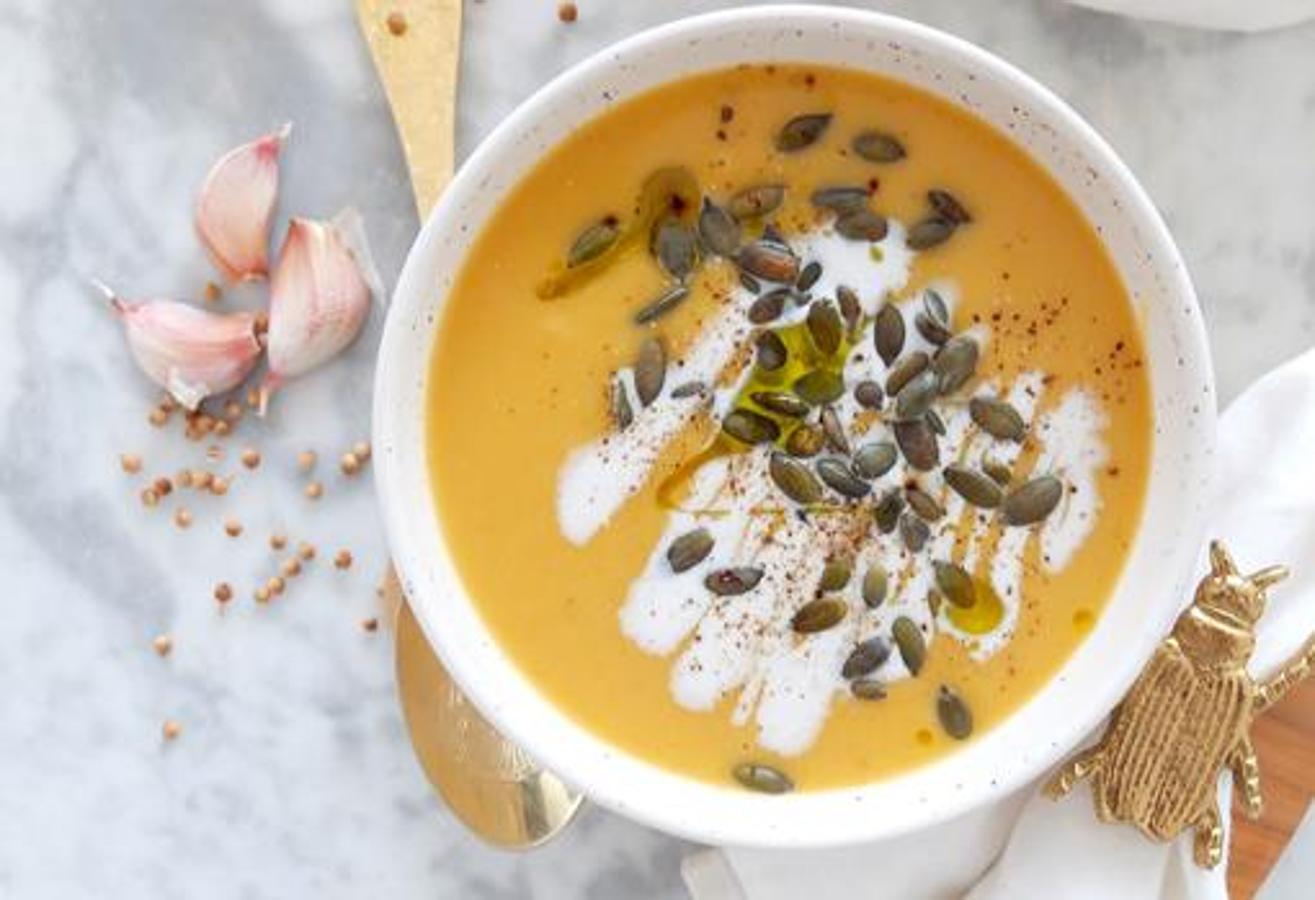 Crema de calabaza. Para preparar esta rica crema de calabaza hay que añadir una taza de leche de coco, 1 cucharadita de curry picante y semillas de <a href="https://www.abc.es/bienestar/alimentacion/abci-calabaza-201911151718_noticia.html" target="_blank">calabaza</a>. Catalina Prieto, colaboradora de ABC Bienestar, la recomienda.