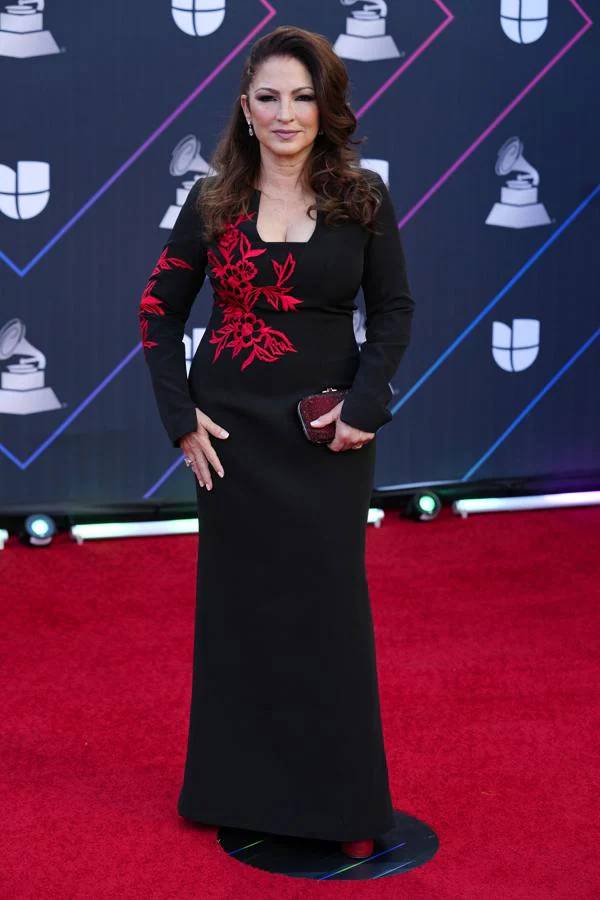 Gloria Estefan, en la alfombra roja de los Grammy Latinos 2021. Con un vestido de manga larga negro con bordados rojo.