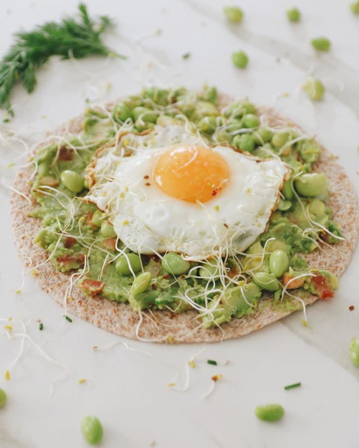 Green wrap con huevo. Para preparar este wrap integral con <a href="https://www.abc.es/bienestar/alimentacion/abci-huevo-201909290855_noticia.html" target="_blank">huevo</a>, <a href="https://abcblogs.abc.es/aula-nutricion/autor/elisaescorihuela/" target="_blank">Elisa Escorihuela</a>, colaboradora de ABC Bienestar con el blog Aula de nutrición, ha usado una base de <a href="https://www.abc.es/bienestar/alimentacion/recetas-saludables/abci-aguacate-beneficios-recetas-originales-201909250950_noticia.html" target="_blank">guacamole</a>, <a href="https://www.abc.es/bienestar/alimentacion/abci-ideas-para-picar-engordar-303313022252-20191112013933_galeria.html" target="_blank">edamame </a>cocido y todo ello coronado con un delicioso huevo a la plancha.