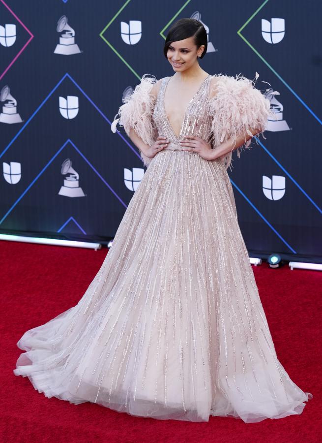 Sofía Carson, en la alfombra roja de los Grammy Latinos 2021. Con vestido de Zuhair Murad.