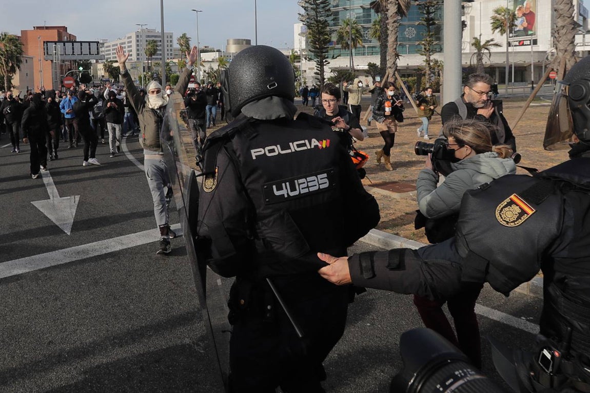 Cuarto día de altercados en Cádiz por la huelga del metal