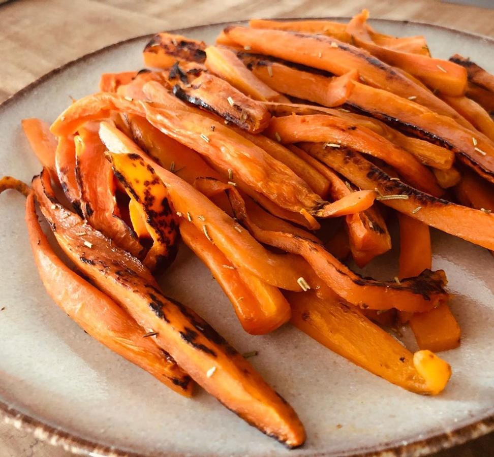 Sticks de zanahoria. La nutricionista Blanca García-Orea Haro propone esta sencilla receta elaborada con <a href="https://www.abc.es/bienestar/alimentacion/abci-zanahoria-201910091020_noticia.html" target="_blank">zanahoria</a>. Hay que pelar las zanahorias, cortarlas en tiras y cocerlas hasta que estén blanditas. Propone añadir un chorrito de aceite de oliva a la sartén.