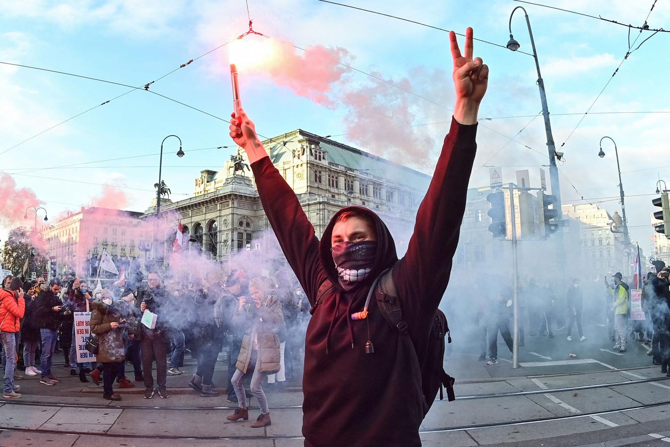 Uno de los manifestantes durante las protestas contra las nuevas medidas. 