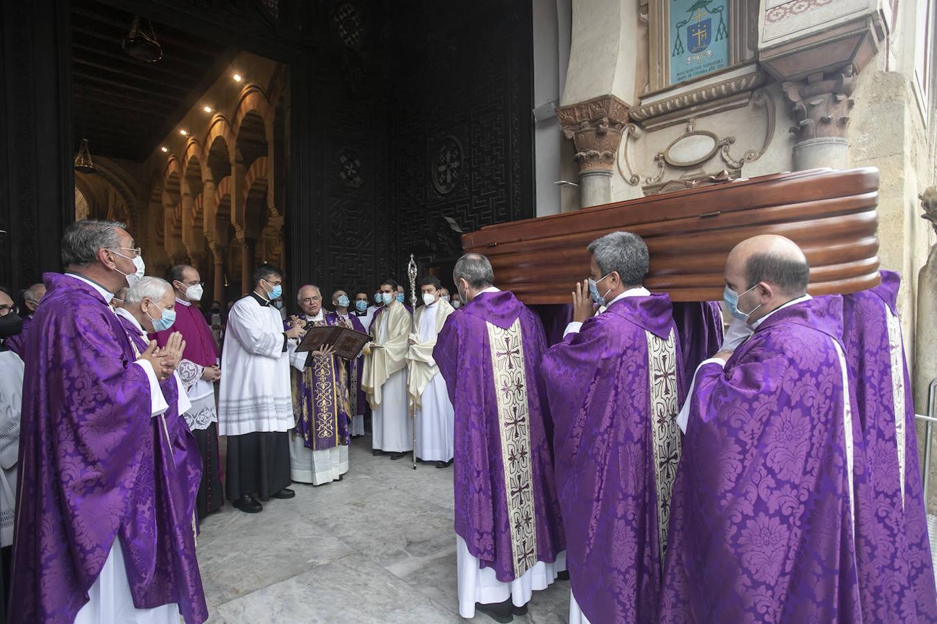 El funeral de Manuel Nieto Cumplido en la Catedral de Córdoba, en imágenes