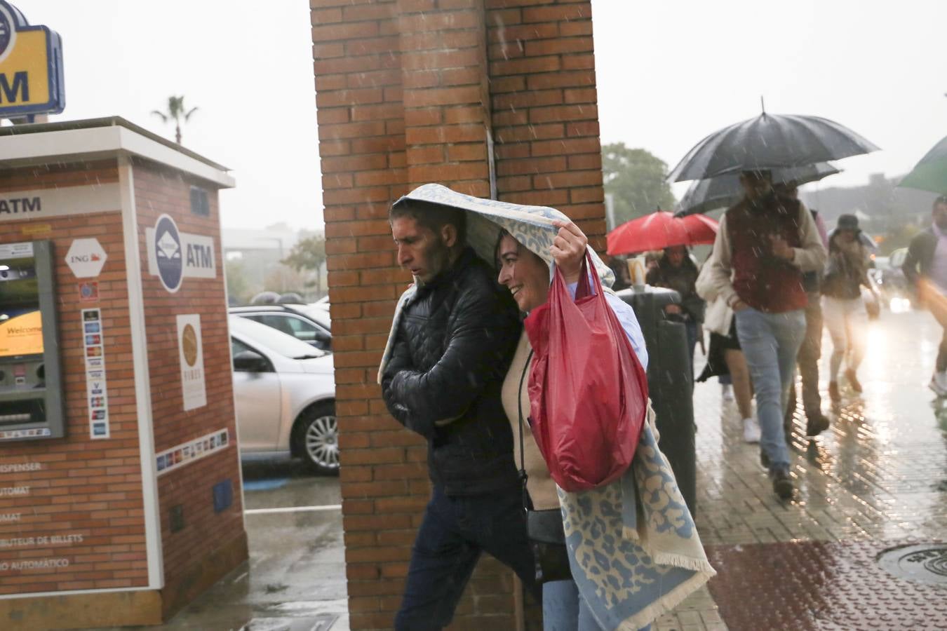 Intensa tormenta que ha descargado en Sevilla a partir de las cuatro de la tarde