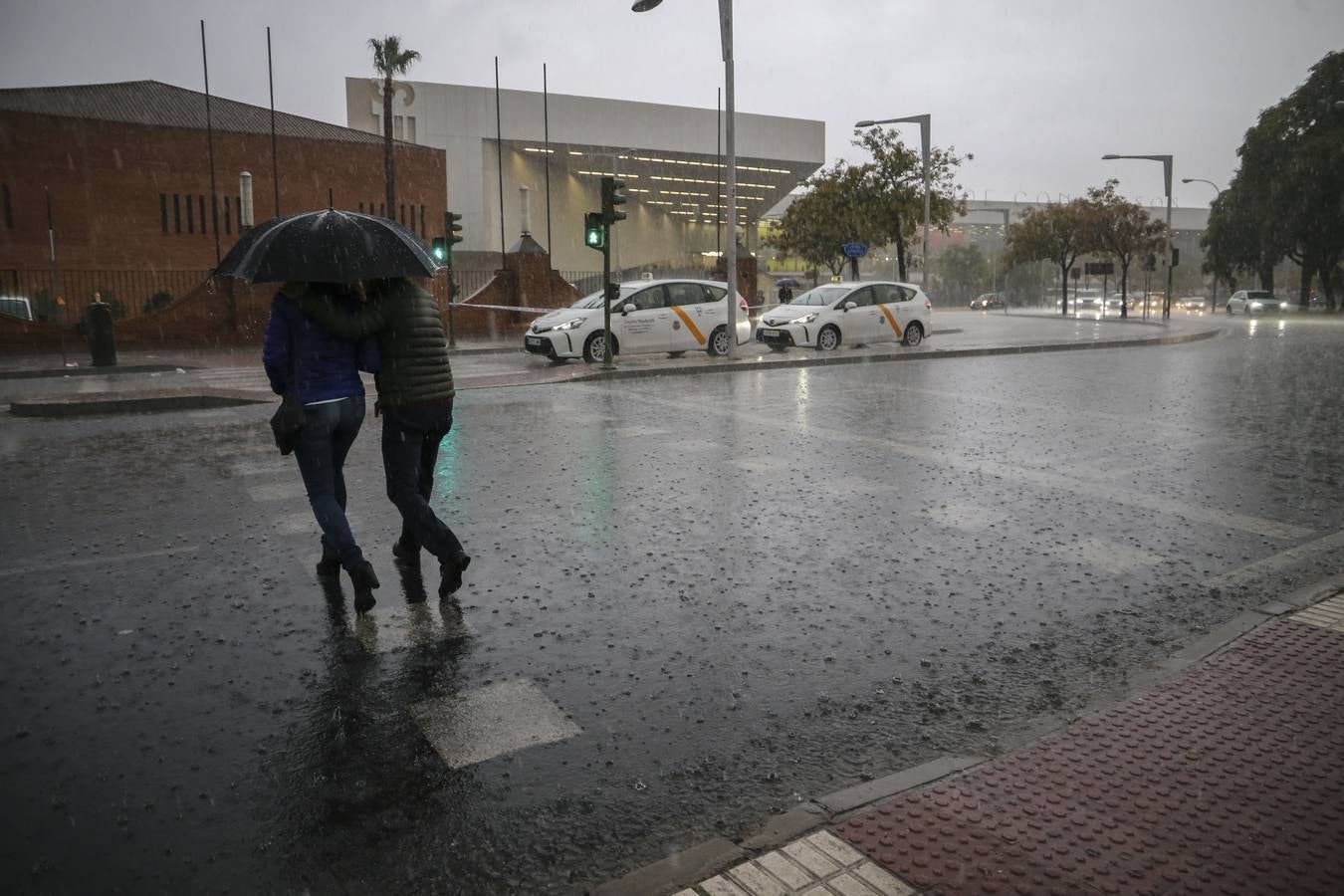 Intensa tormenta que ha descargado en Sevilla a partir de las cuatro de la tarde