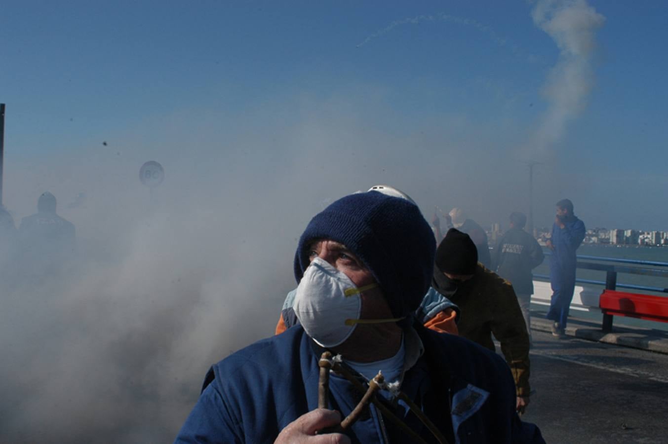 El humo lacrimógeno y el de las barricadas se funde en unas algaradas que tienen un olor familiar para muchos gaditanos. 