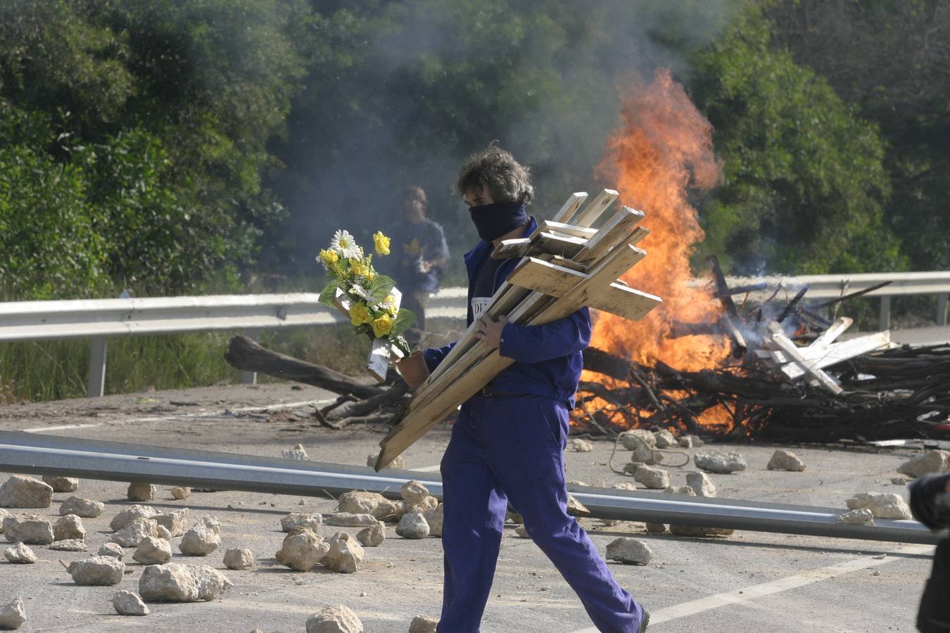 Flores y cruces en recuerdo de un esplendor industrial en la Bahía que ya es sólo un recuerdo. 