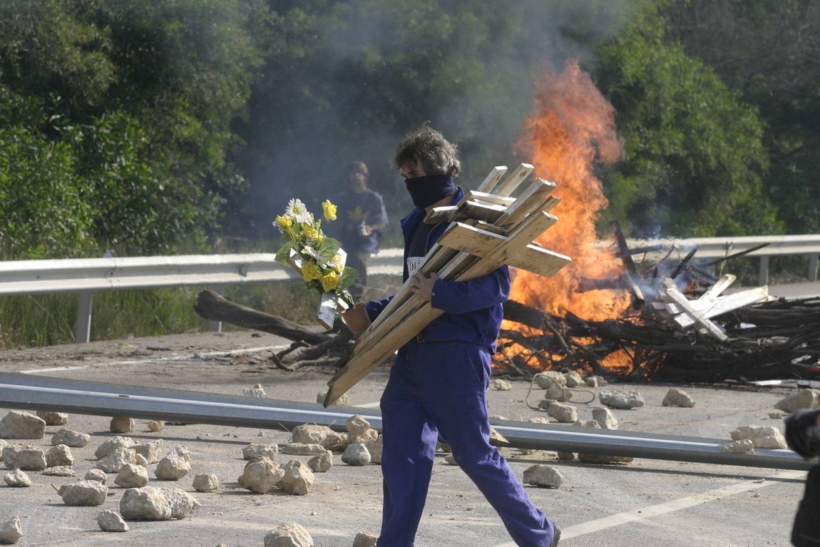 Flores y cruces en recuerdo de un esplendor industrial en la Bahía que ya es sólo un recuerdo. 