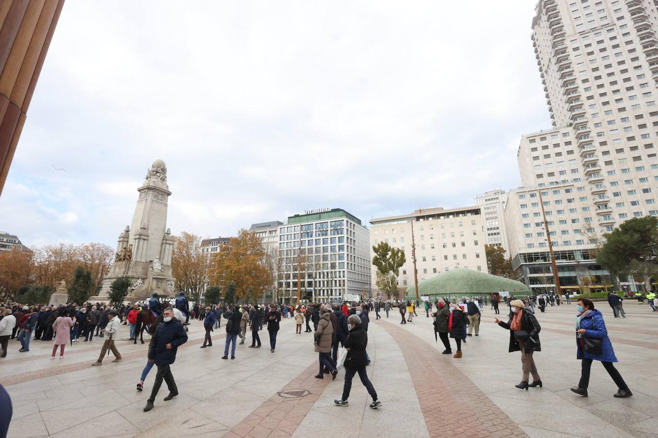 Decenas de personas se han acercado a la plaza para contemplar de primera mano la transformación implementada por el Ayuntamiento.. 