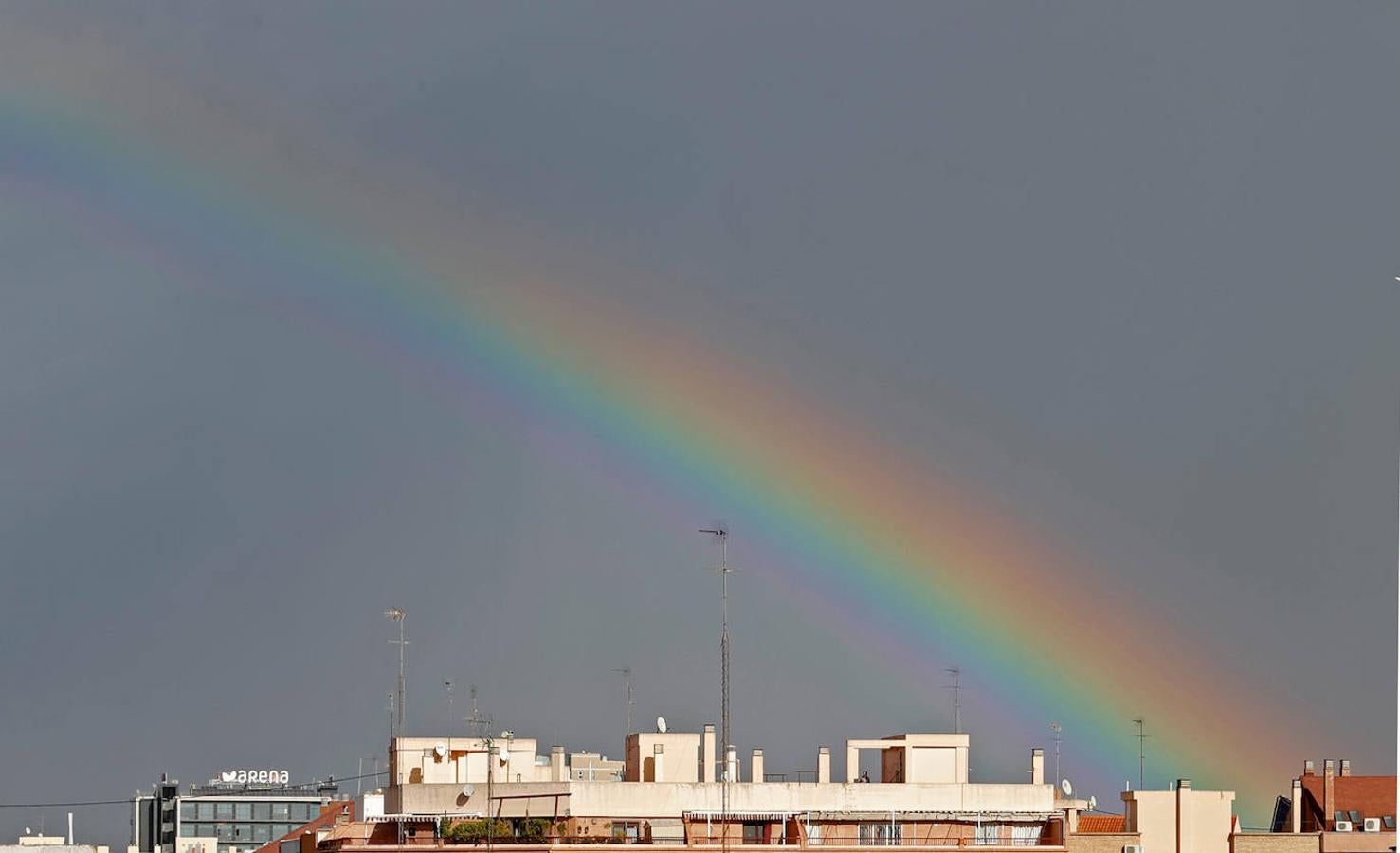 La provincia de Castellón y el litoral norte de la de Valencia estarán este lunes y el martes en alerta amarilla por tormentas que podrían acumular hasta 80 litros por metro cuadrado en doce horas y acumulaciones de nieve de 4 centímetros por encima de los 1.000 metros. 