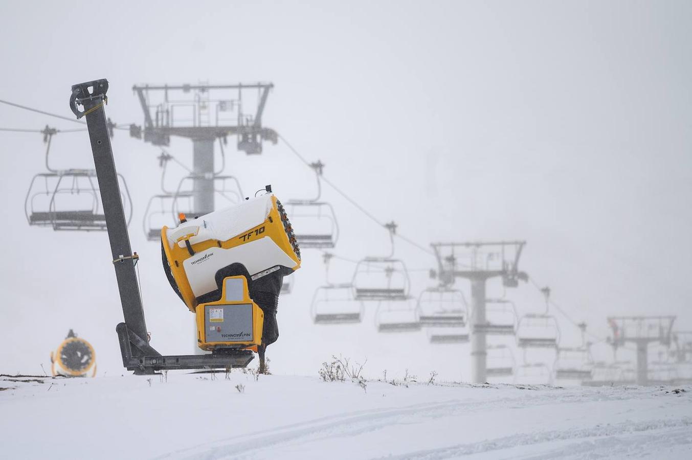 Vista general de la estación de esquí de Alto Campoo este lunes. Nieve, lluvia y viento ponen en alerta 11 comunidades, 2 de ellas en naranja. 