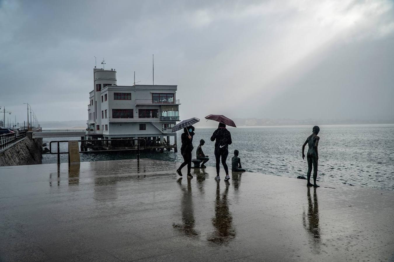 Día invernal, lluvioso y con bajada de temperaturas este lunes en Santander (Cantabria). 